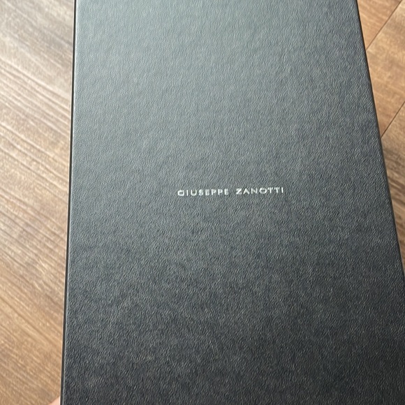 Giuseppe Zanotti slides - Picture 2 of 2